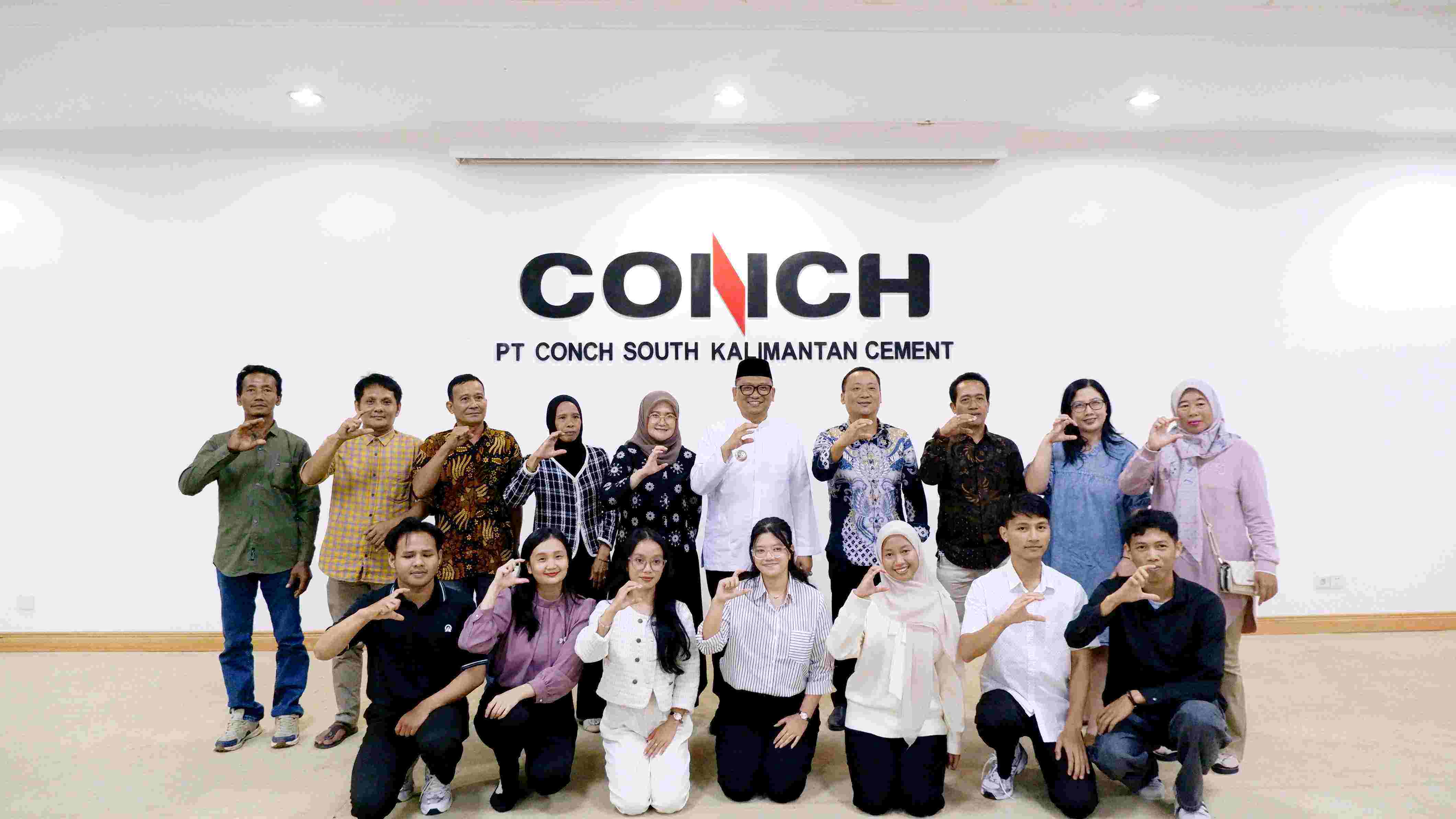 Sharing Pengalaman Mahasiswa Penerima Beasiswa Ke Tiongkok PT Conch South Kalimantan Cement bersama Bupati Tabalong